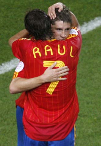 Raúl y Torres se abrazan tras uno de los goles.