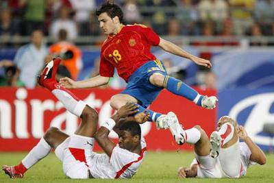 Cesc salta sobre los tunecinos Jaidi (a la izquierda) y Nafti.