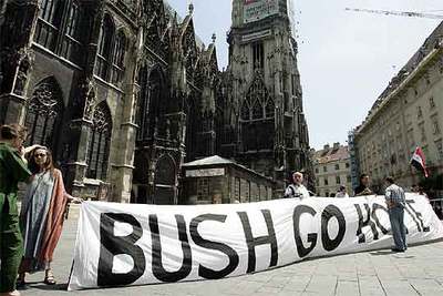 Manifestantes con un cartel en el que se lee 