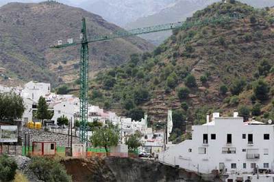 Vista general de Tolox, donde se ven varias grúas de diferentes promociones de viviendas.