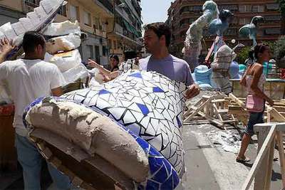 Retirada de trozos de la   foguera   de San Blas Alto, que cayó ayer, horas antes de la   plantà  .