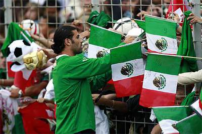 Márquez firma autógrafos a hinchas mexicanos.