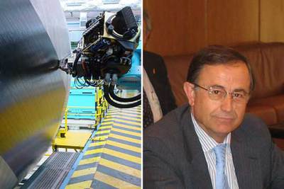 Pedro Méndez, director de EADS CASA Espacio, y encintado de una pieza encima del molde.