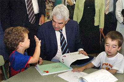 El presidente catalán, Pasqual Maragall, charla con alumnos del colegio Mare Nostrum de Barcelona.
