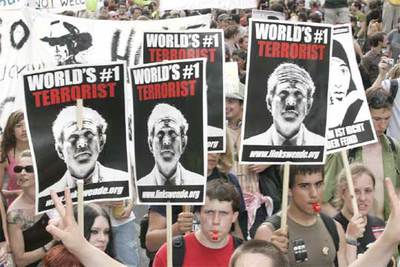 Manifestantes llevan pancartas que señalan a Bush como el terrorista número uno del mundo ayer en Viena.