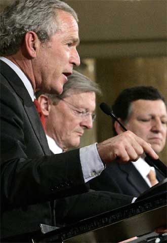 Bush (izquierda), Schüssel (centro) y Barroso, ayer en Viena.