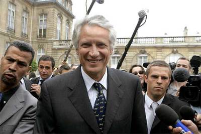 El primer ministro francés, Dominique de Villepin, llega ayer a la reunión de Gabinete.