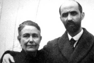 Juan Ramón Jiménez y Mamá Pura, en Moguer hacia 1925.