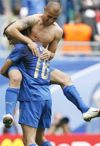 Inzaghi aúpa a Cannavaro durante la celebración del triunfo de Italia.