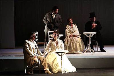 Plácido Domingo y María José Montiel, en primer término, en un momento de la representación de la zarzuela  Luisa Fernanda   en Washington. 