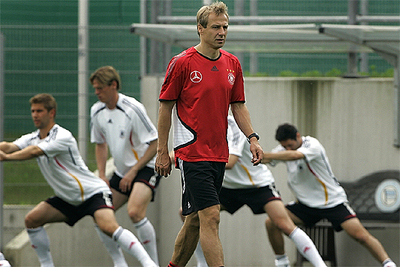 Klinsman dirige un entrenamiento.