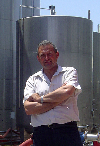 Ángel Villafranca, rodeado de depósitos de vino en la sede de Baco.