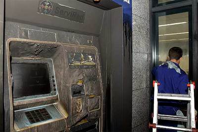 GASOLINA CONTRA UN CAJERO