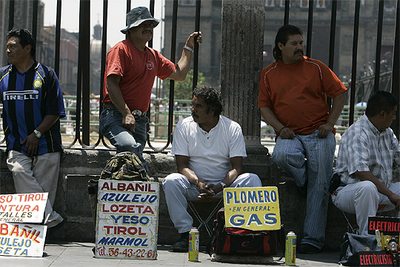 Albañiles mexicanos ofrecen sus servicios en una calle de la capital.