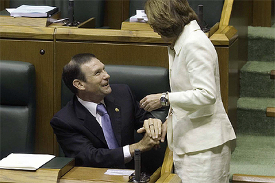 El   lehendakari   Ibarretxe felicita a la consejera de Medio Ambiente, Esther Larrañaga, tras la aprobación de la ley.