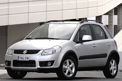 La línea compacta del Suzuki SX4 mantiene la imagen sólida de los todoterrenos adornada con detalles que resaltan la deportividad, como el diseño del frontal, las aletas marcadas o las llantas de aleación.