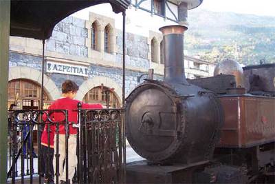 El tren de Urola (con dos vagones de 50 personas) es impulsado por una locomotora de vapor de 108 años de antigüedad.