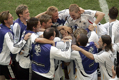 Podolski, en el centro, es estrujado por sus compañeros tras la consecución del primer gol.