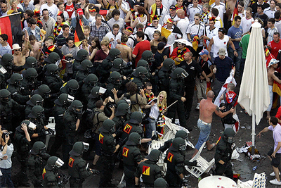 La policía interviene para separar a las aficiones alemana e inglesa en  Schlossplatz, en Stuttgart. 