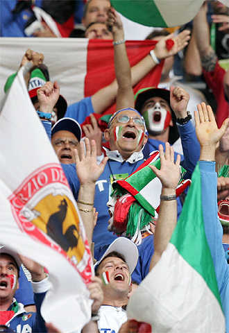 Aficionados italianos celebran el pase de su selección a octavos de final el pasado jueves.