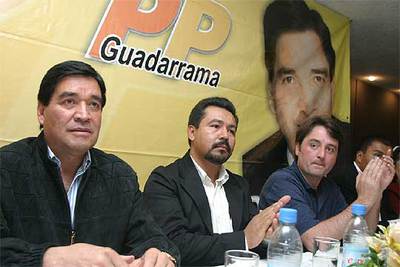 José Guadarrama, alias  PP  (primero por la izquierda), durante un reciente mitin en Hidalgo.