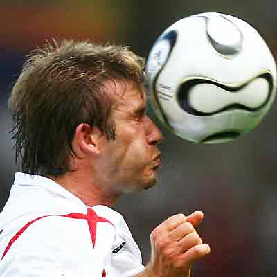 Beckham, en remate de cabeza en el partido de Inglaterra frente a Ecuador.