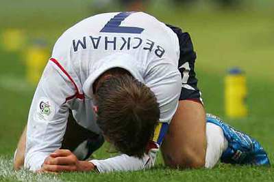 Beckham, de rodillas durante un momento del partido.