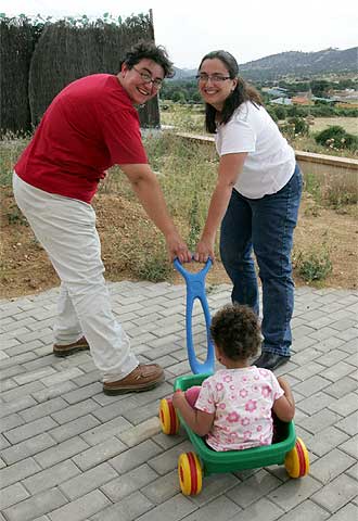 Karine y Lucía (a la derecha) juegan con la pequeña Rita en su casa de Robledo de Chavela (Madrid).