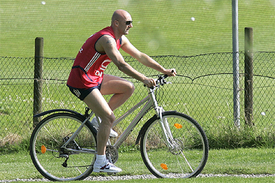 Barthez pasea en bicicleta durante la concentración de Francia.