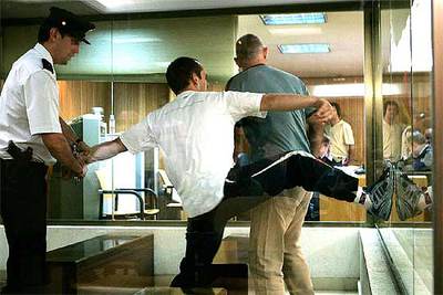 LOS TERRORISTAS, A PATADAS.