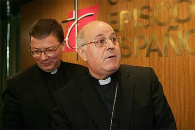 El obispo Ricardo Blázquez (derecha) y el portavoz de la Conferencia Episcopal, Martínez Camino.