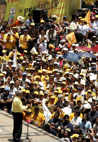 Andrés Manuel López Obrador se dirige a sus partidarios en un mitin en Toluca.