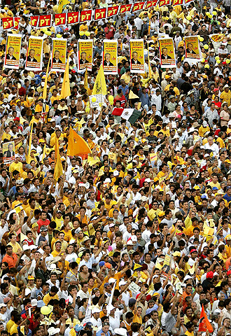 Miles de seguidores de López Obrador axisten al mitin en Acapulco.