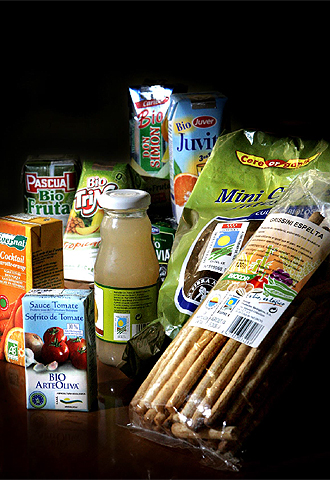 En primer término, artículos con el logo de la agricultura ecológica; en segundo plano, varios productos que deben dejar el apellido  bio. 