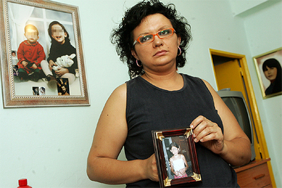 Rosario Fernández mostraba ayer una foto de su hija en su casa de Sevilla.