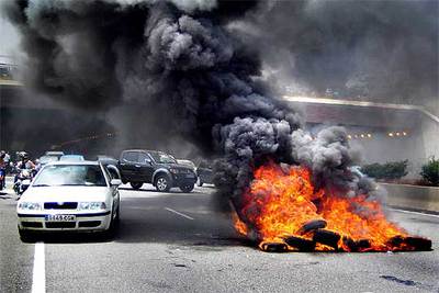 Manifestantes de Braun encienden un fuego en la Ronda