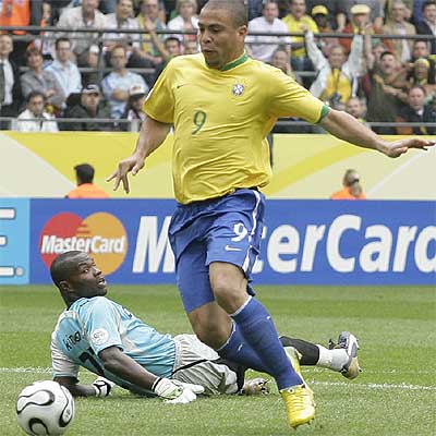 Ronaldo se dispone a marcar tras haber regateado a Kingston.