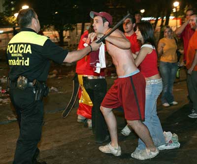 Un aficionado se enfrenta a un policía municipal en los incidentes de la plaza de Colón tras el partido.
