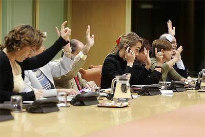 Parlamentarios del PSE y el PP votan durante la reunión de la comisión.