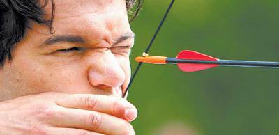 El jugador alemán Michael Ballack mientras practica tiro con arco.