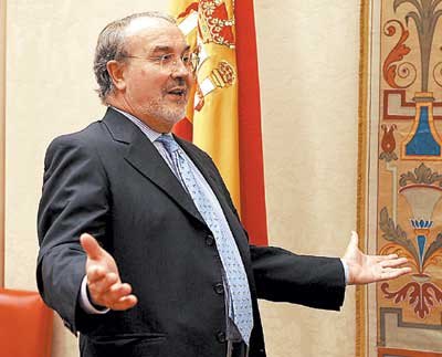 Pedro Solbes, al inicio de la comparecencia ante la Comisión de Economía del Congreso.