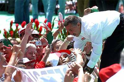Roberto Madrazo saluda a sus seguidores durante un mitin celebrado ayer en Ciudad de México.