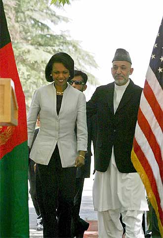 EE UU RESPALDA A KARZAI