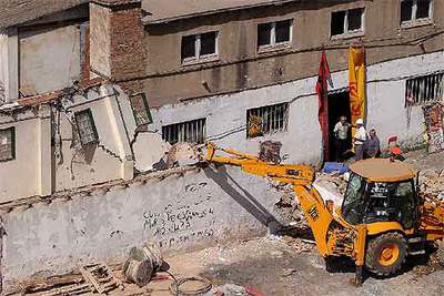Derribo ayer de la antigua fábrica de plásticos, tras los incidentes de la noche del miércoles.