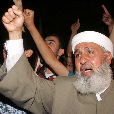 Palestinos protestan en la ciudad cisjordana de Nablus contra las detenciones de dirigentes de Hamás.