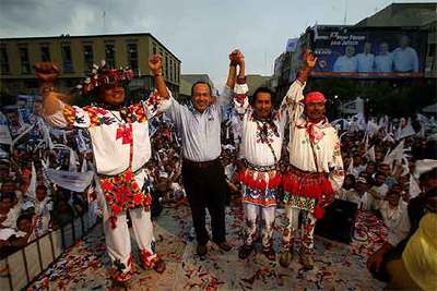 Felipe Calderón, candidato del PAN, con un grupo de indios huichol en la ciudad de Guadalajara.