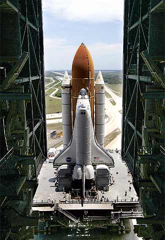 El  Discovery,  durante su traslado a la plataforma de lanzamiento.