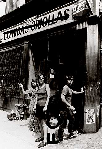 'Opening the doors of Food' (1971). A la derecha, Matta-Clark.