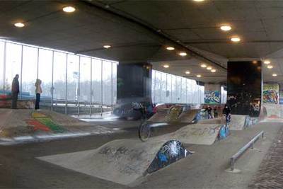 Zona de ocio infantil bajo una autopista en la ciudad holandesa de Zaanstad que ha ganado,  ex aequo  con la escalinata del  Órgano marino , el Premio Europeo del Espacio Público Urbano 2006.