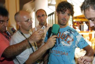 Mancebo responde a los periodistas tras conocer su expulsión del Tour.